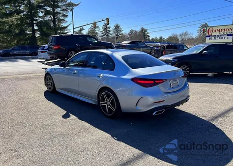 2022 Mercedes-Benz C 300 4Matic z USA, uszkodzony, nr VIN W1KAF4HB3NR009395